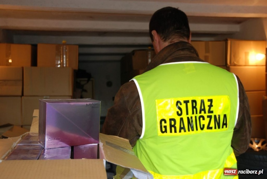 Zdjęcie w galerii na portalu naszraciborz.pl: Dwie tony tytoniu w garażu wiadomości z regionu