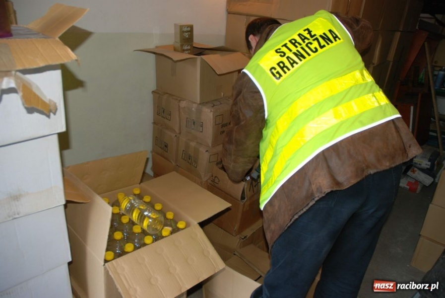 Zdjęcie w galerii na portalu naszraciborz.pl: Dwie tony tytoniu w garażu wiadomości z regionu