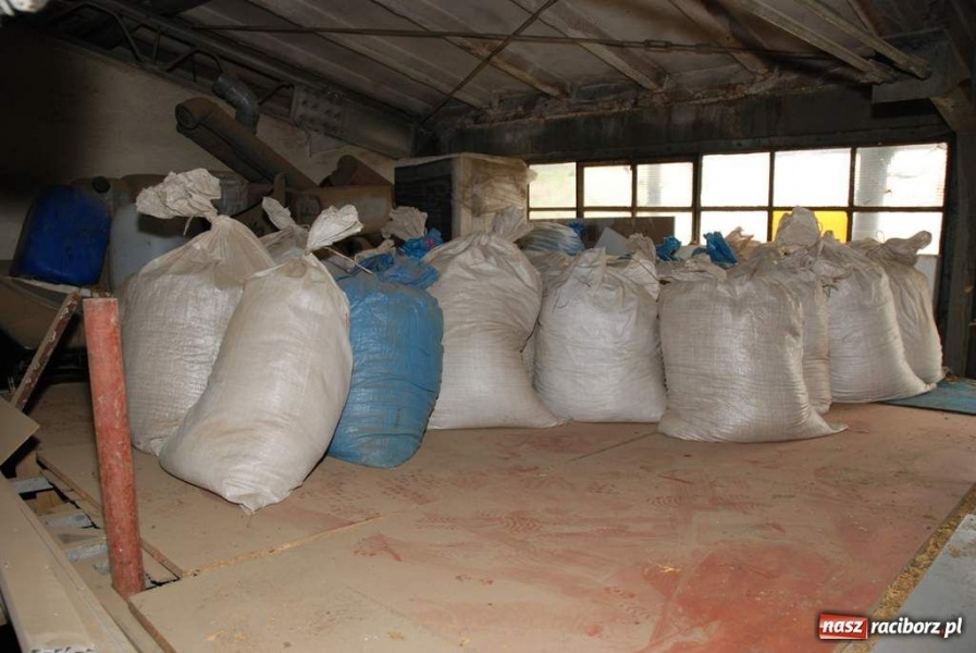 Zdjęcie w galerii na portalu naszraciborz.pl: Dwie tony tytoniu w garażu wiadomości z regionu