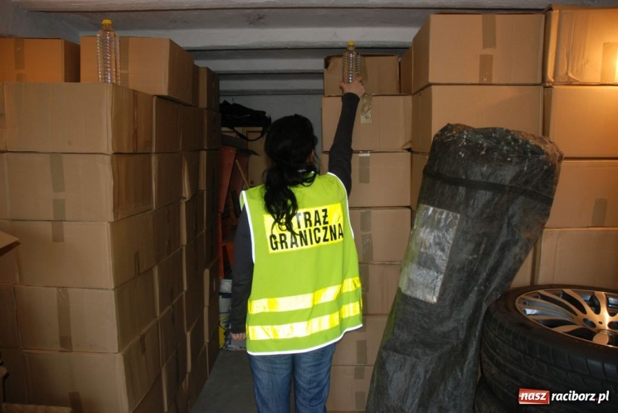 Zdjęcie w galerii na portalu naszraciborz.pl: Dwie tony tytoniu w garażu wiadomości z regionu