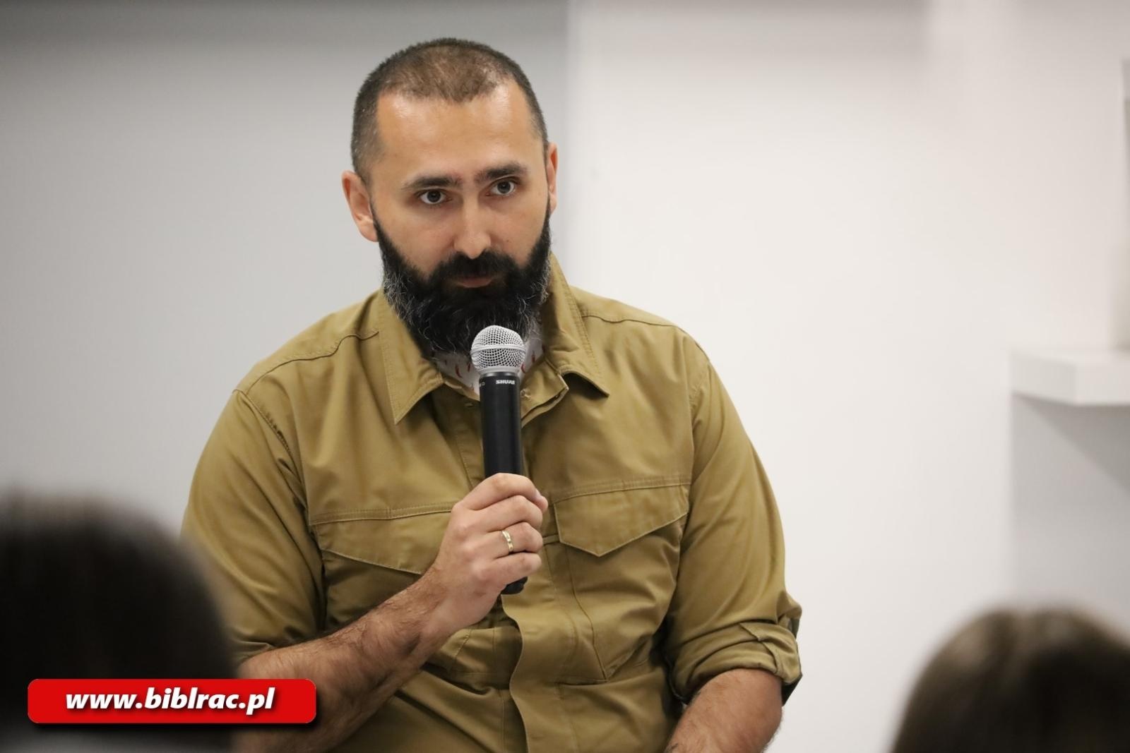 Zdjęcie w galerii na portalu naszraciborz.pl: Nigdy więcej wojny! Popularny youtuber Marcin Strzyżewski w bibliotece wiadomości z regionu