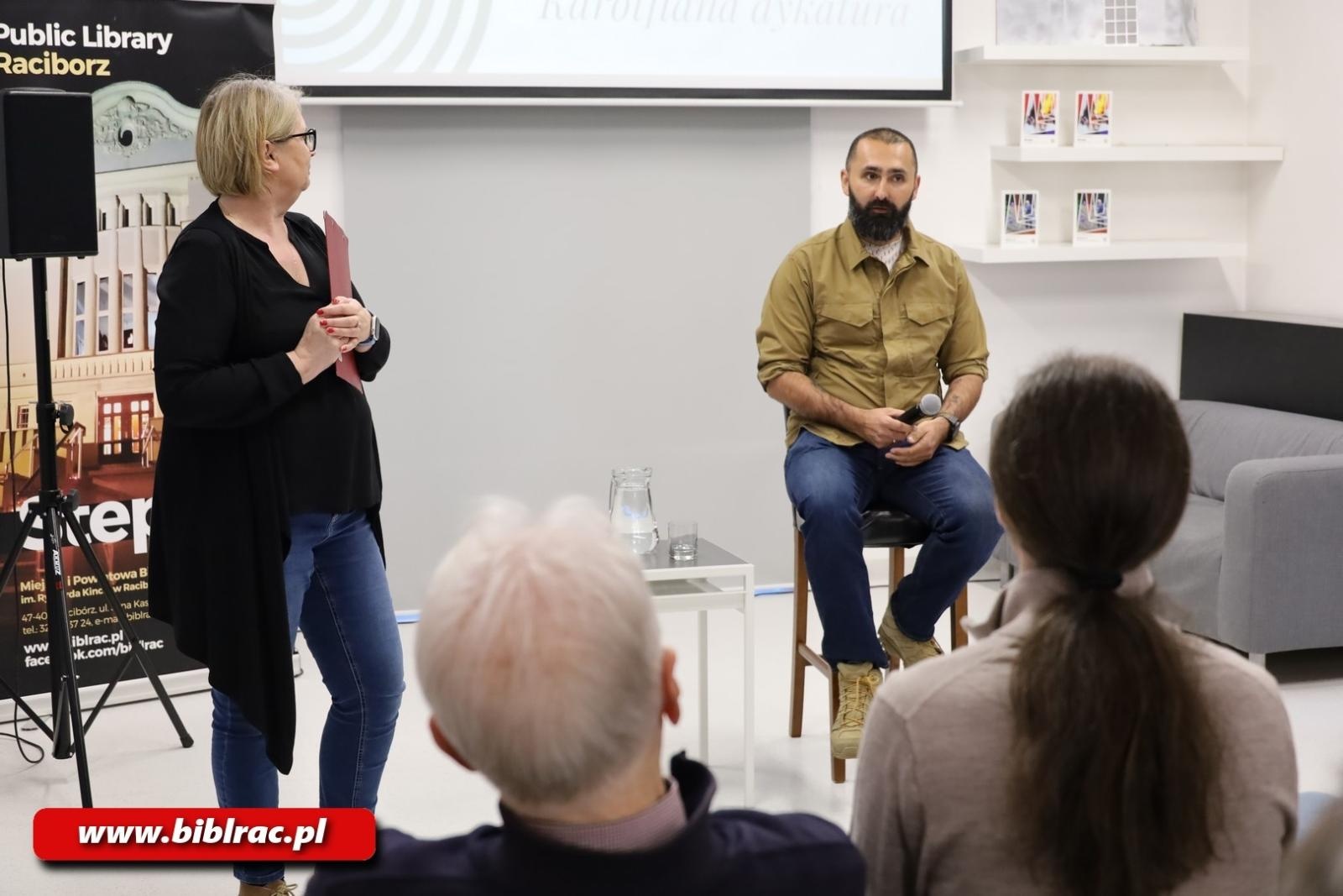 Zdjęcie w galerii na portalu naszraciborz.pl: Nigdy więcej wojny! Popularny youtuber Marcin Strzyżewski w bibliotece wiadomości z regionu