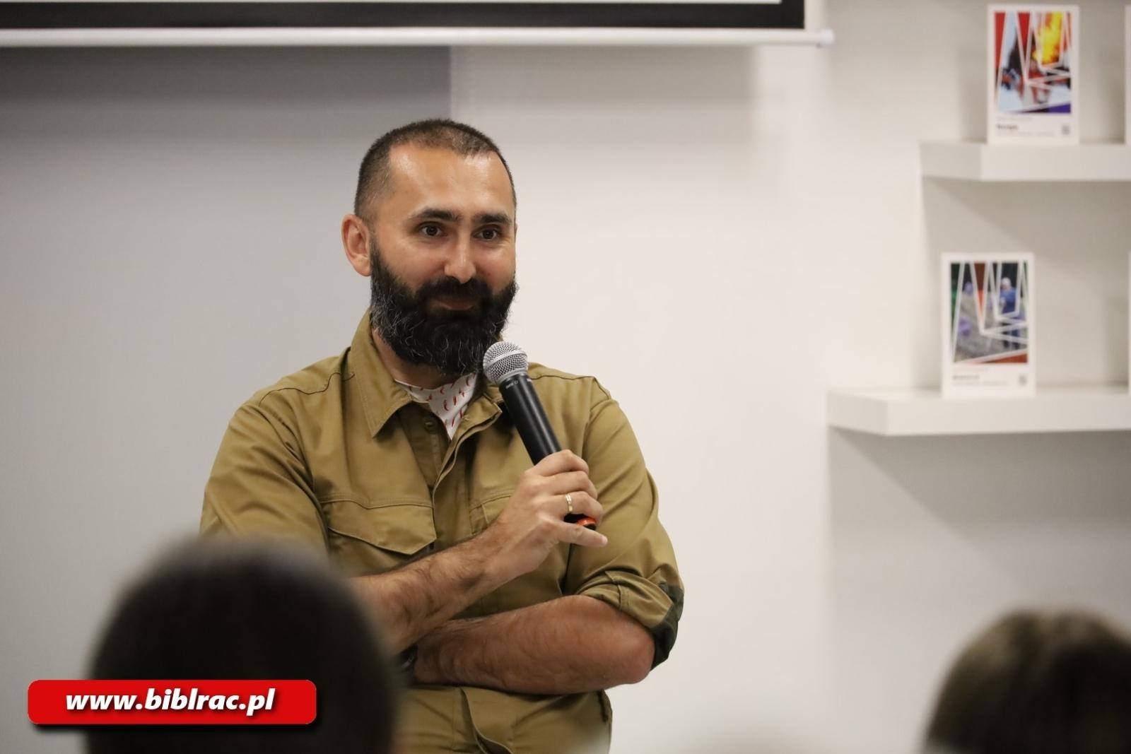 Zdjęcie w galerii na portalu naszraciborz.pl: Nigdy więcej wojny! Popularny youtuber Marcin Strzyżewski w bibliotece wiadomości z regionu