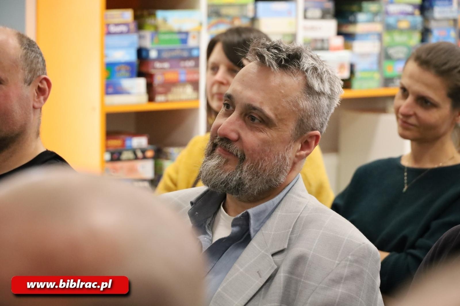 Zdjęcie w galerii na portalu naszraciborz.pl: Nigdy więcej wojny! Popularny youtuber Marcin Strzyżewski w bibliotece wiadomości z regionu