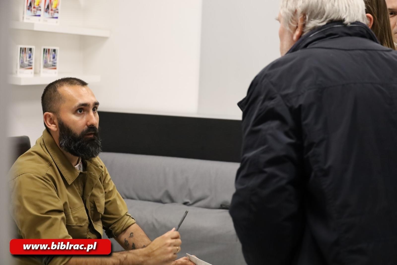 Zdjęcie w galerii na portalu naszraciborz.pl: Nigdy więcej wojny! Popularny youtuber Marcin Strzyżewski w bibliotece wiadomości z regionu