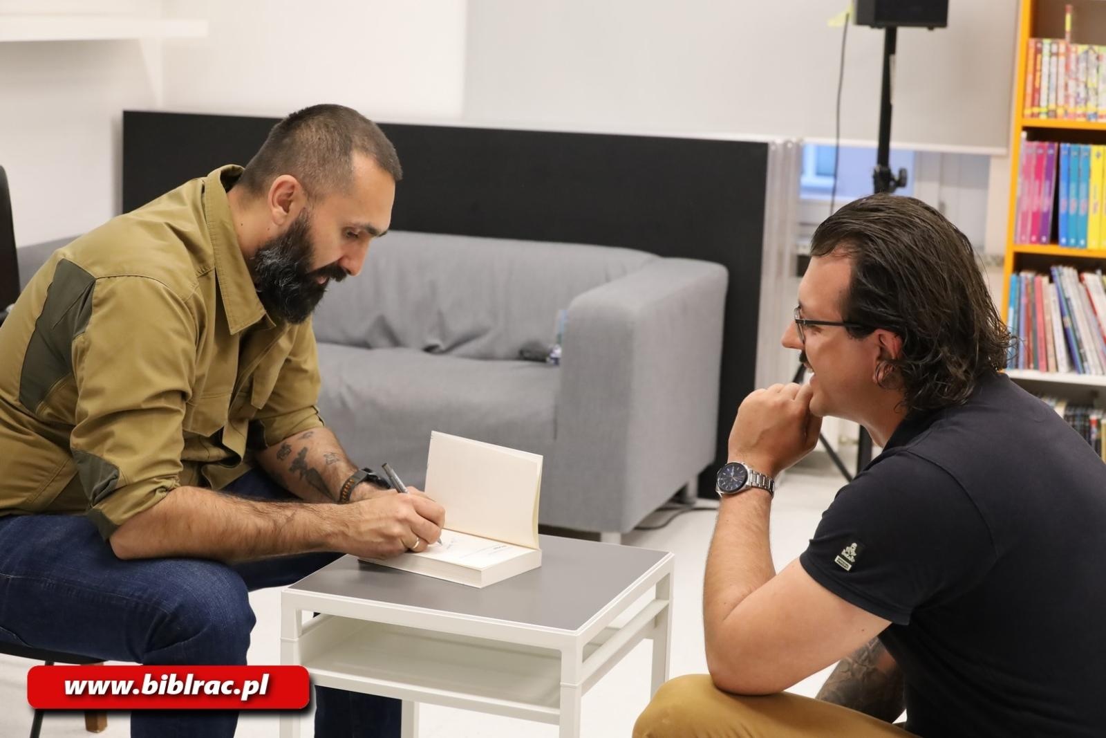 Zdjęcie w galerii na portalu naszraciborz.pl: Nigdy więcej wojny! Popularny youtuber Marcin Strzyżewski w bibliotece wiadomości z regionu