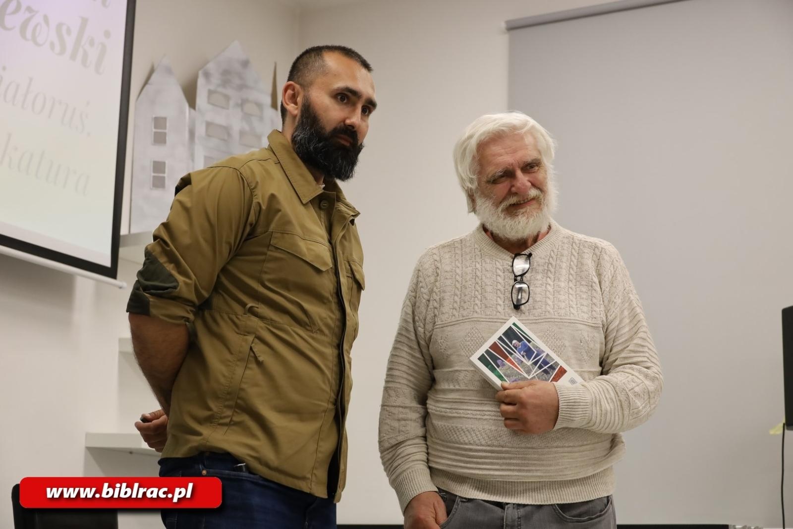 Zdjęcie w galerii na portalu naszraciborz.pl: Nigdy więcej wojny! Popularny youtuber Marcin Strzyżewski w bibliotece wiadomości z regionu