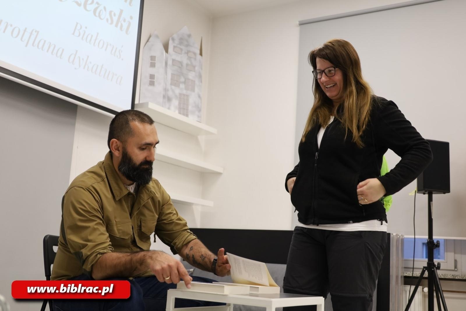 Zdjęcie w galerii na portalu naszraciborz.pl: Nigdy więcej wojny! Popularny youtuber Marcin Strzyżewski w bibliotece wiadomości z regionu