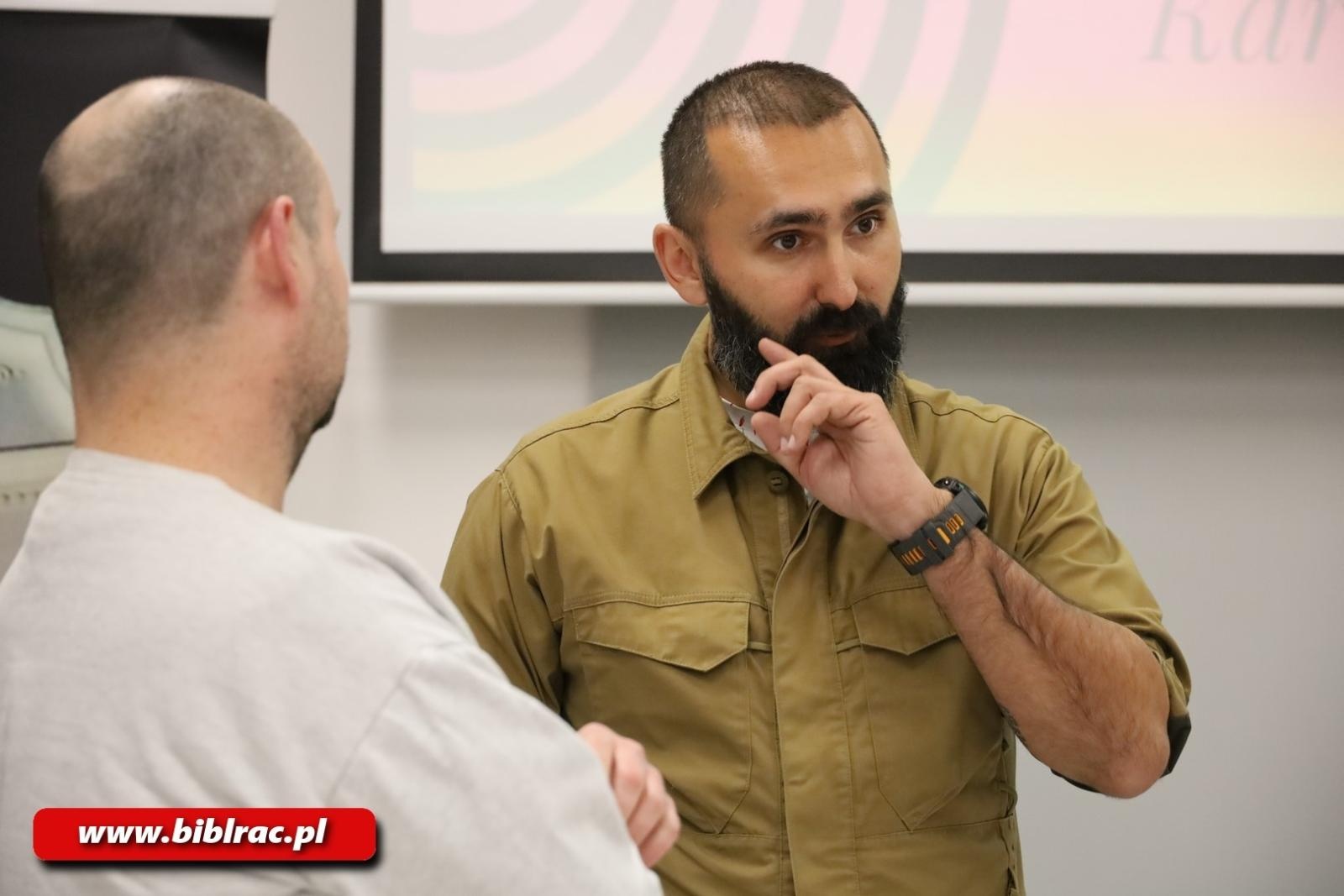 Zdjęcie w galerii na portalu naszraciborz.pl: Nigdy więcej wojny! Popularny youtuber Marcin Strzyżewski w bibliotece wiadomości z regionu