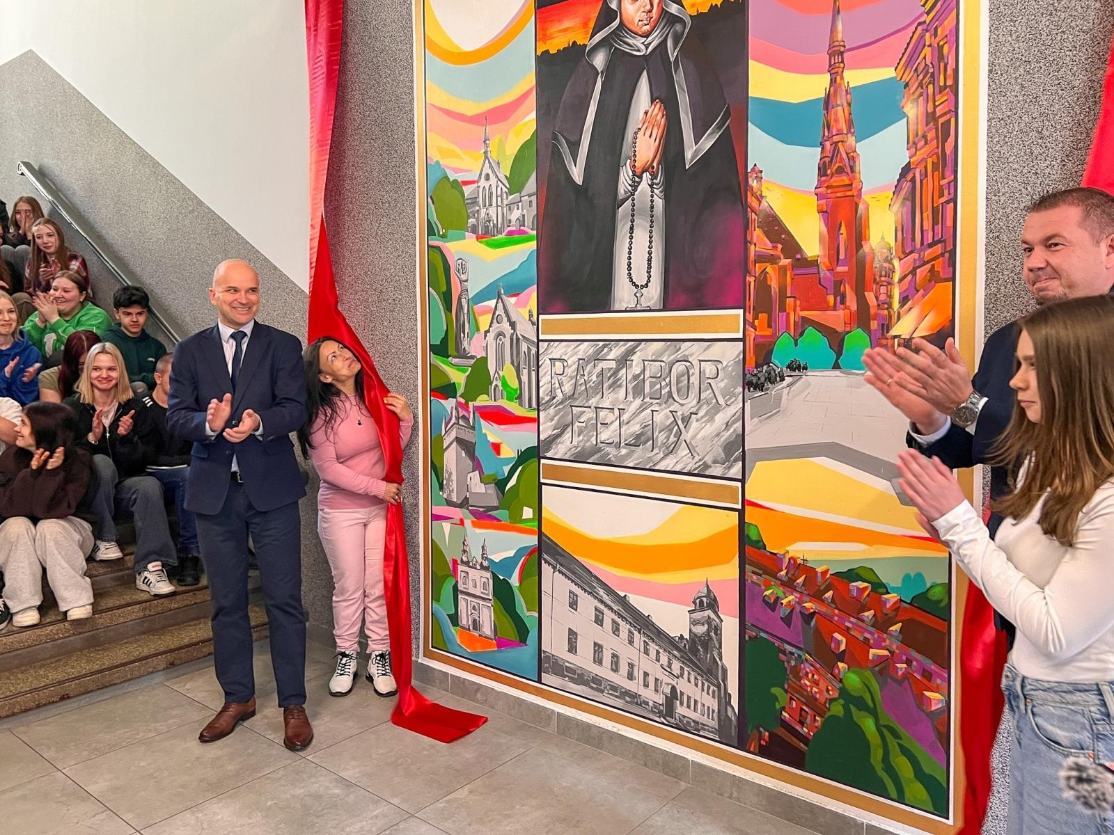 Zdjęcie w galerii na portalu naszraciborz.pl: Malowidło z Eufemią Piastówną ozdobiło raciborski Ekonomik wiadomości z regionu