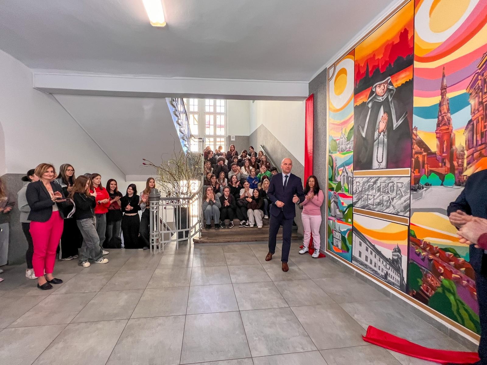 Zdjęcie w galerii na portalu naszraciborz.pl: Malowidło z Eufemią Piastówną ozdobiło raciborski Ekonomik wiadomości z regionu