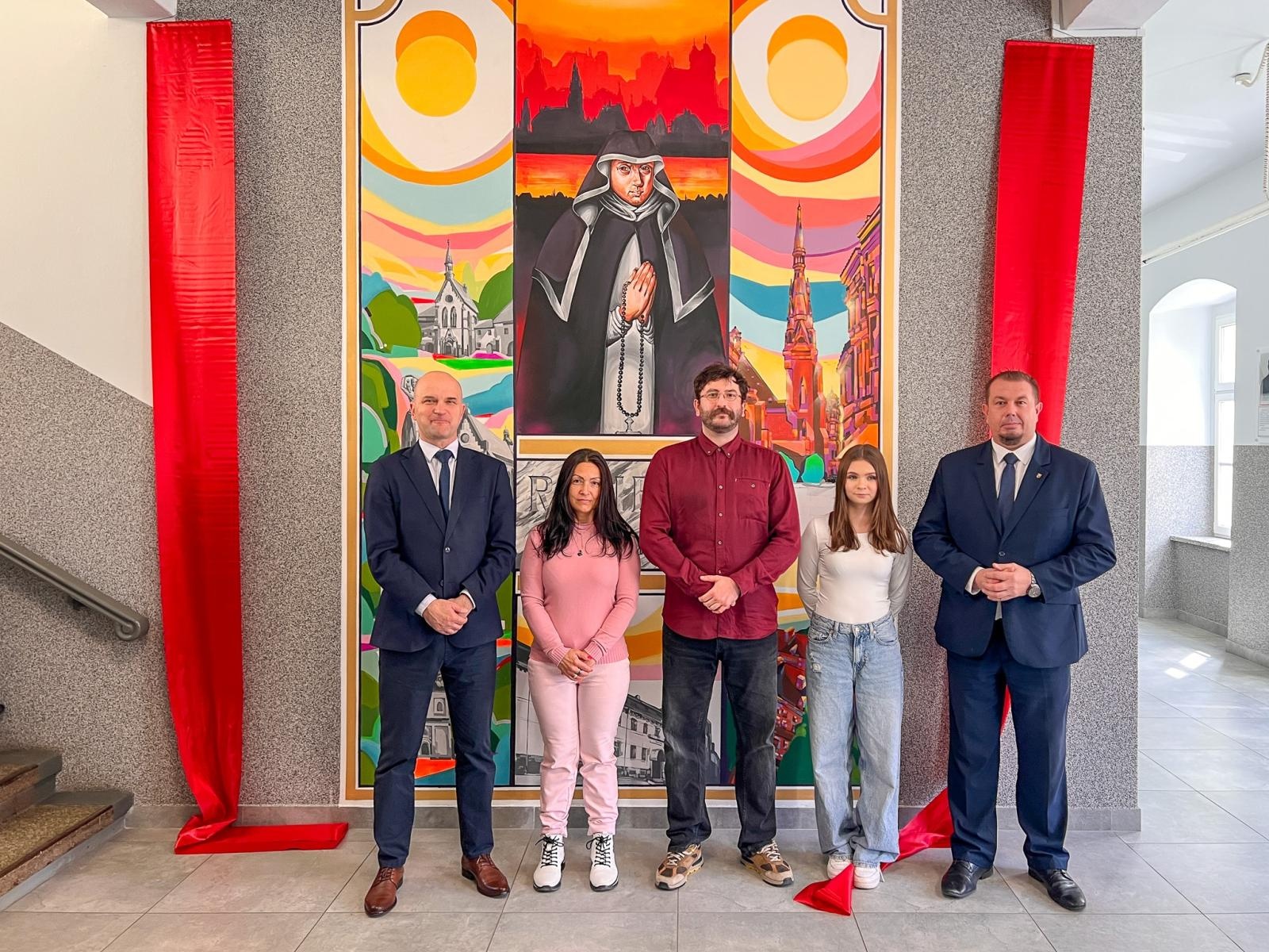 Zdjęcie w galerii na portalu naszraciborz.pl: Malowidło z Eufemią Piastówną ozdobiło raciborski Ekonomik wiadomości z regionu