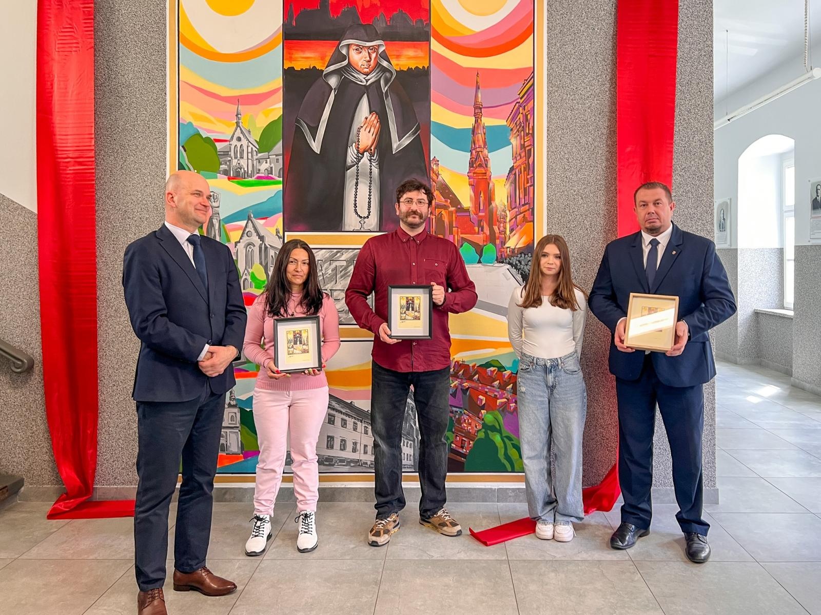 Zdjęcie w galerii na portalu naszraciborz.pl: Malowidło z Eufemią Piastówną ozdobiło raciborski Ekonomik wiadomości z regionu