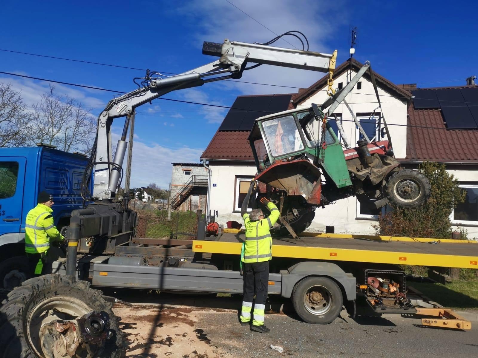 Zdjęcie w galerii na portalu naszraciborz.pl: Zderzenie mercedesa z ciągnikiem w Krzyżanowicach. 23-latek trafił do szpitala wiadomości z regionu