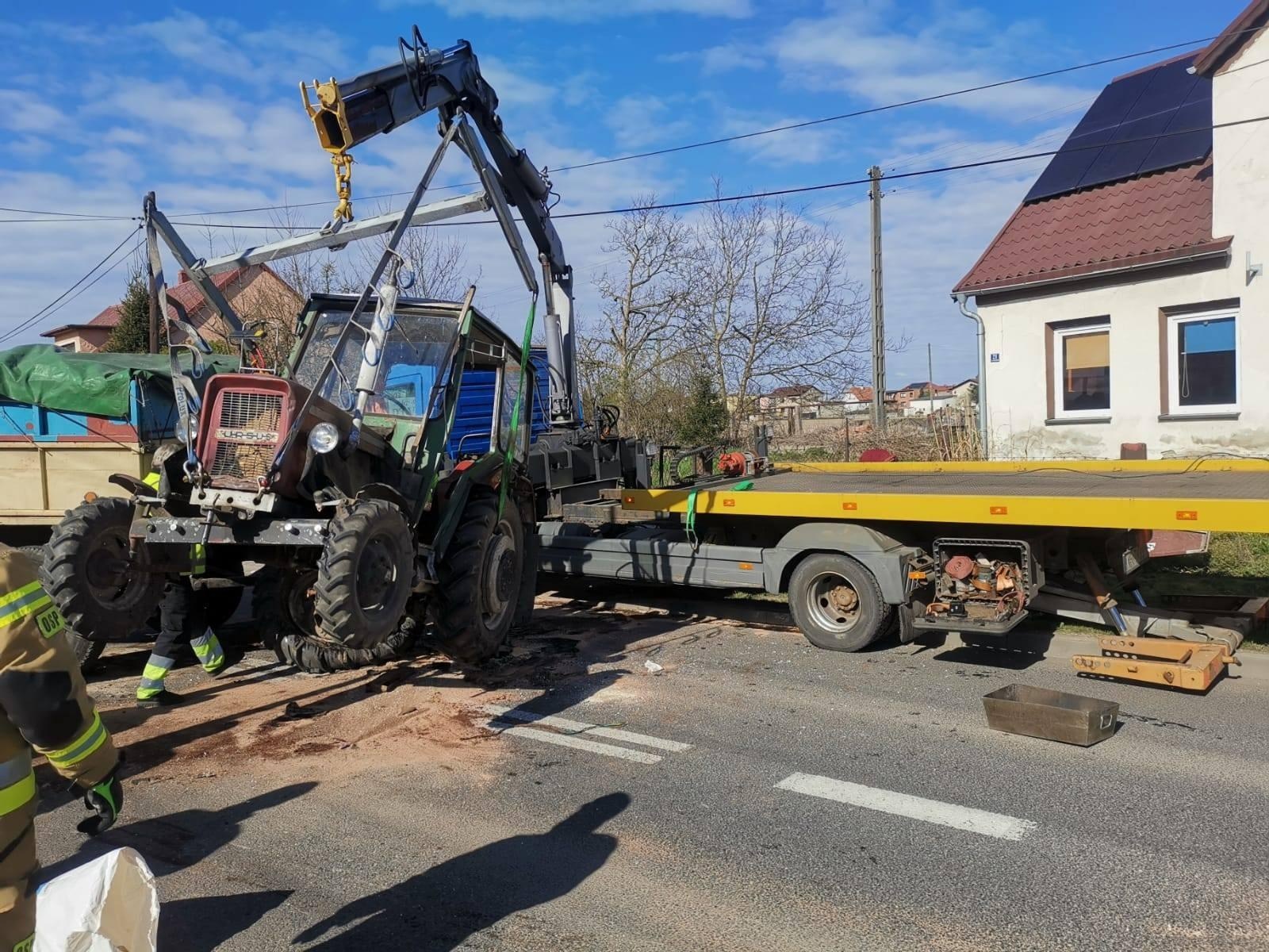 Zdjęcie w galerii na portalu naszraciborz.pl: Zderzenie mercedesa z ciągnikiem w Krzyżanowicach. 23-latek trafił do szpitala wiadomości z regionu