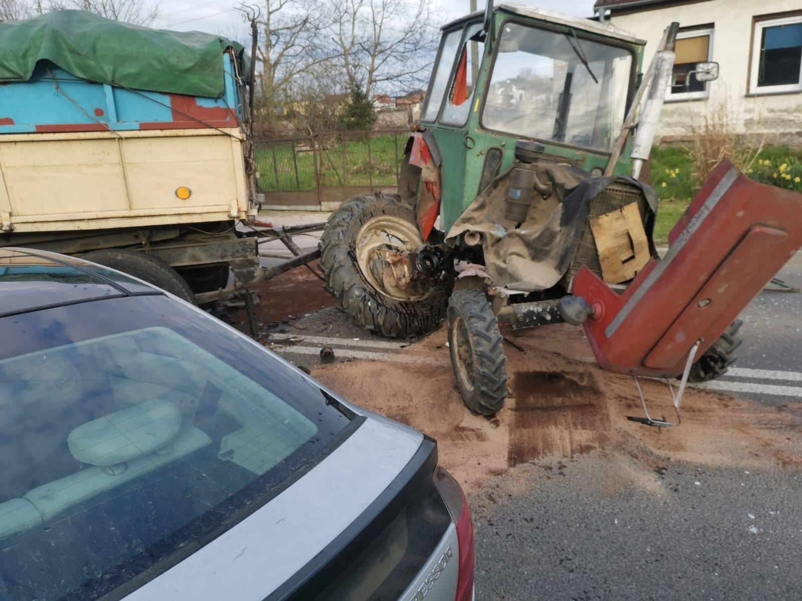Zdjęcie w galerii na portalu naszraciborz.pl: Zderzenie mercedesa z ciągnikiem w Krzyżanowicach. 23-latek trafił do szpitala wiadomości z regionu