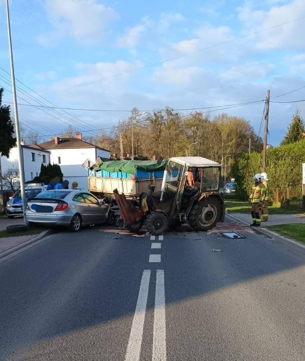 Zdjęcie w galerii na portalu naszraciborz.pl: Zderzenie mercedesa z ciągnikiem w Krzyżanowicach. 23-latek trafił do szpitala wiadomości z regionu