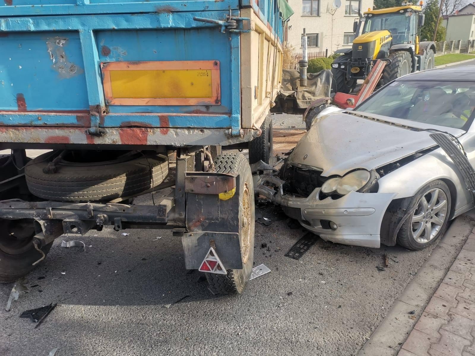 Zdjęcie w galerii na portalu naszraciborz.pl: Zderzenie mercedesa z ciągnikiem w Krzyżanowicach. 23-latek trafił do szpitala wiadomości z regionu