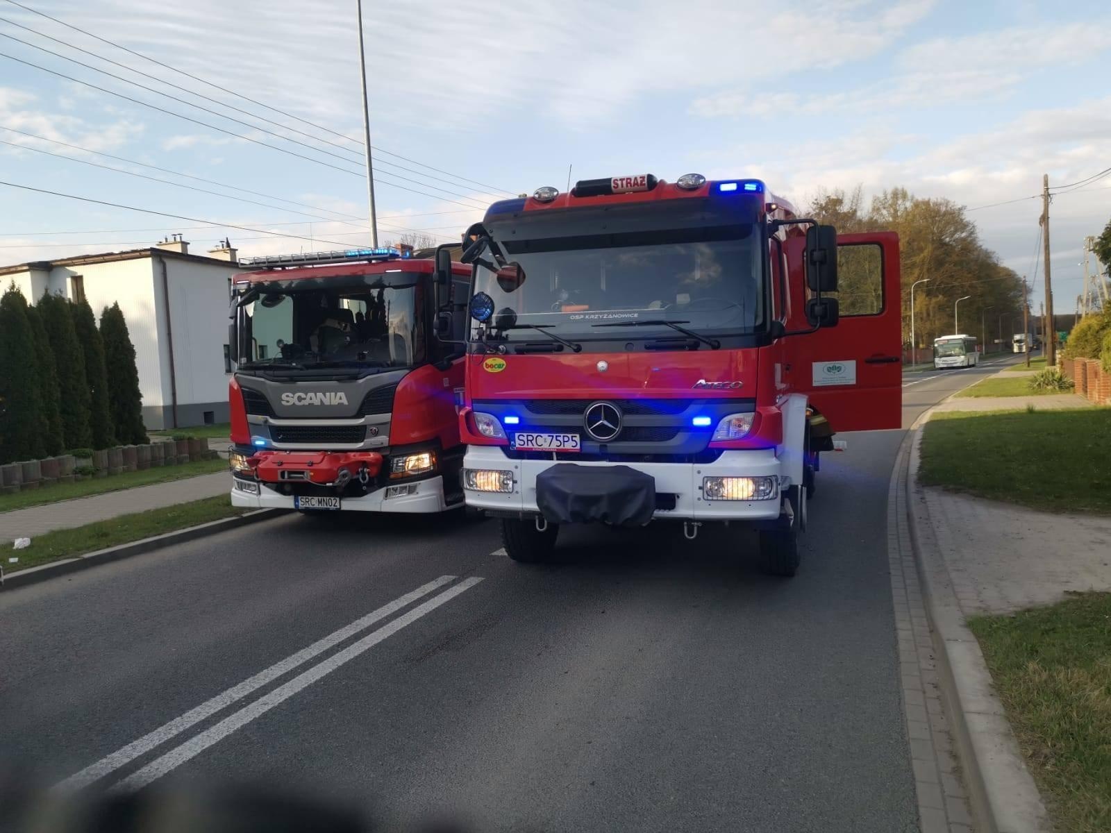Zdjęcie w galerii na portalu naszraciborz.pl: Zderzenie mercedesa z ciągnikiem w Krzyżanowicach. 23-latek trafił do szpitala wiadomości z regionu