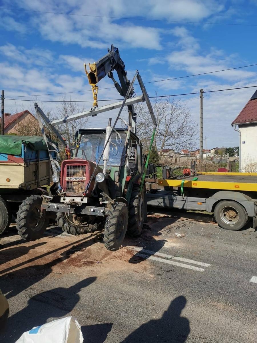 Zdjęcie w galerii na portalu naszraciborz.pl: Zderzenie mercedesa z ciągnikiem w Krzyżanowicach. 23-latek trafił do szpitala wiadomości z regionu