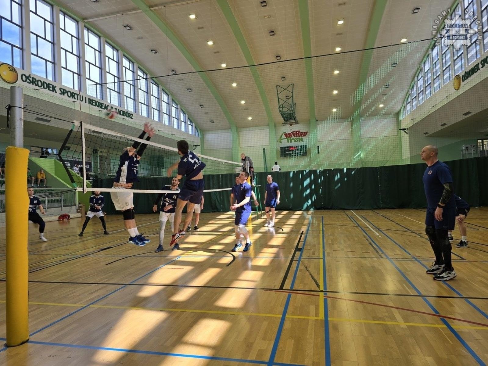 Zdjęcie w galerii na portalu naszraciborz.pl: Siatkarska rywalizacja o puchar komendanta Straży Granicznej wiadomości z regionu