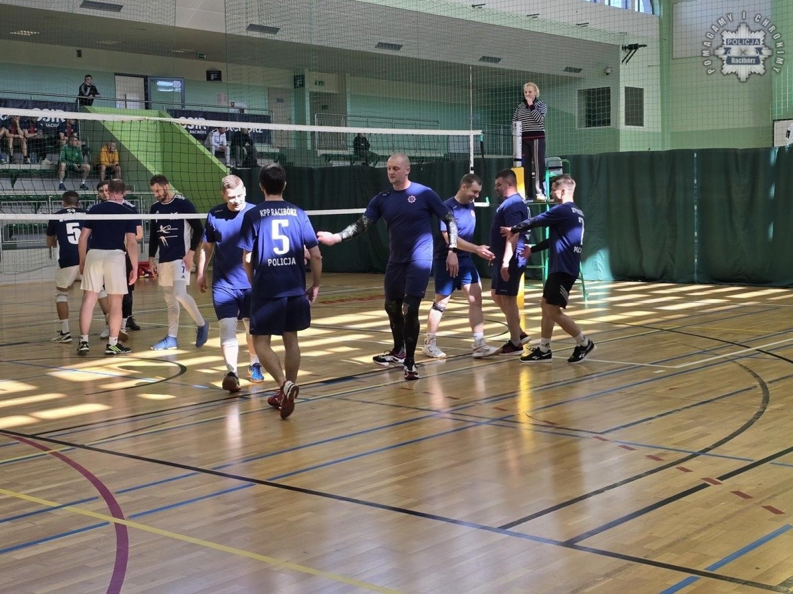 Zdjęcie w galerii na portalu naszraciborz.pl: Siatkarska rywalizacja o puchar komendanta Straży Granicznej wiadomości z regionu