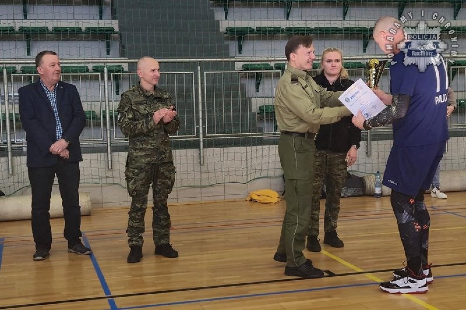 Zdjęcie w galerii na portalu naszraciborz.pl: Siatkarska rywalizacja o puchar komendanta Straży Granicznej wiadomości z regionu