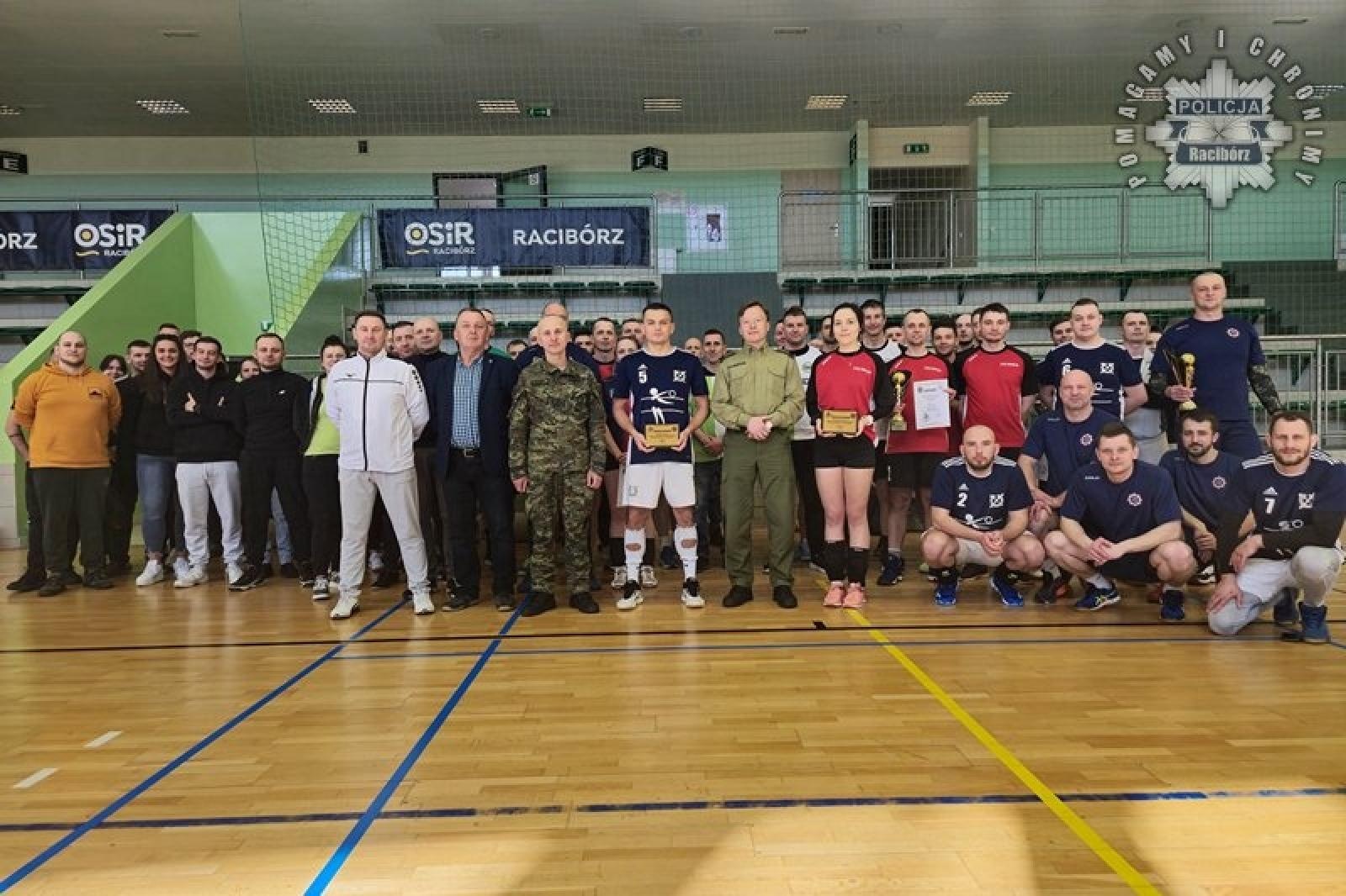 Zdjęcie w galerii na portalu naszraciborz.pl: Siatkarska rywalizacja o puchar komendanta Straży Granicznej wiadomości z regionu