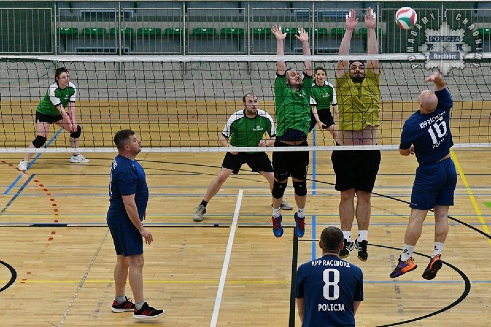 Zdjęcie w galerii na portalu naszraciborz.pl: Siatkarska rywalizacja o puchar komendanta Straży Granicznej wiadomości z regionu