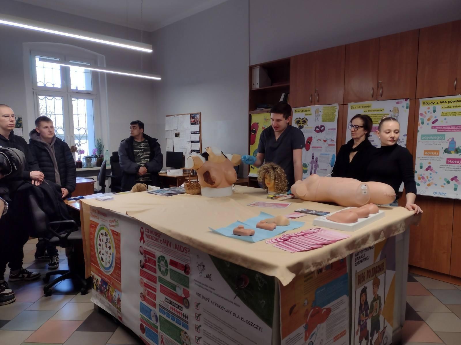 Zdjęcie w galerii na portalu naszraciborz.pl: Bezpieczeństwo zdrowotne – wspólna odpowiedzialność. Dzień otwarty w PSEE wiadomości z regionu