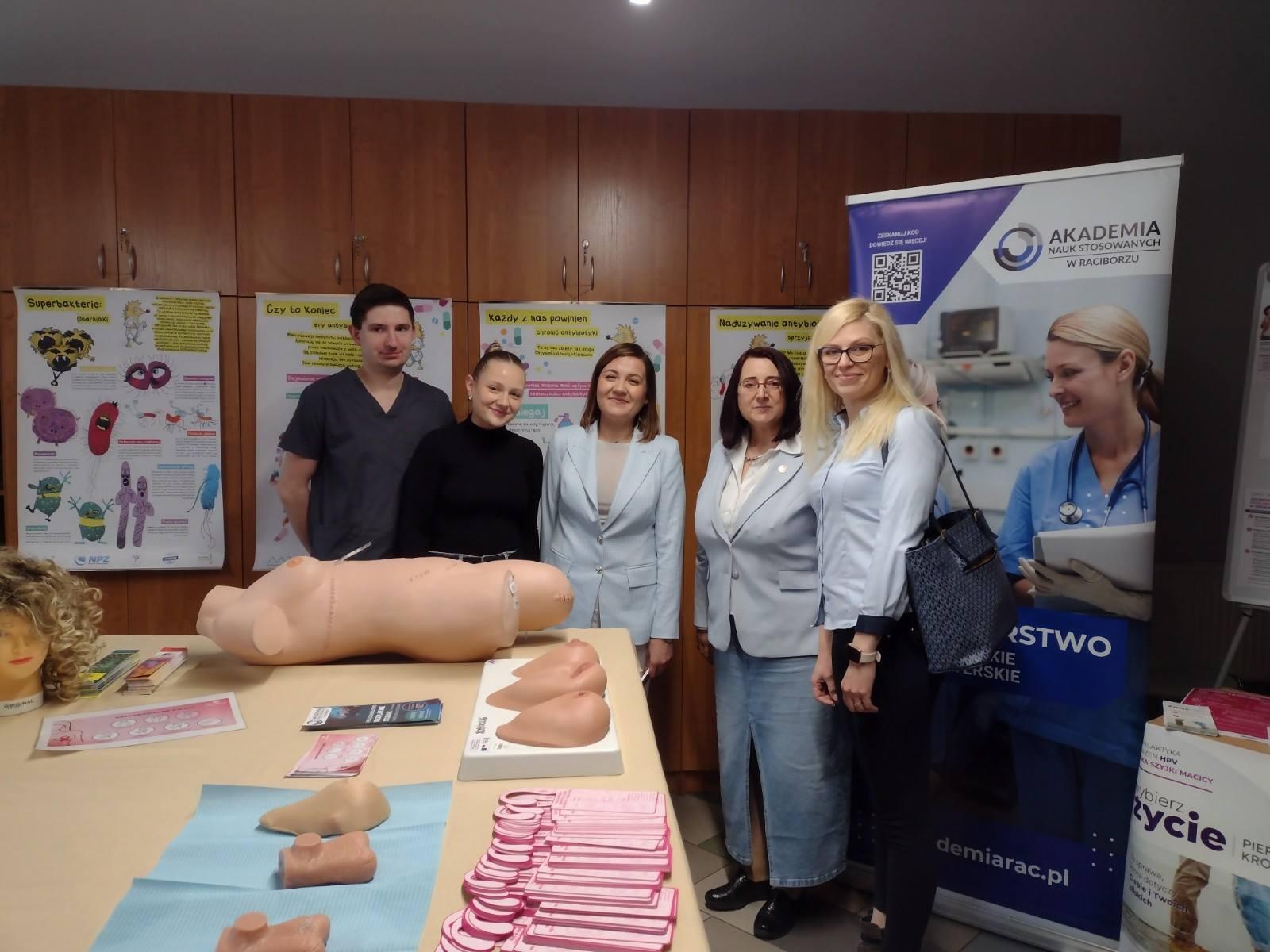 Zdjęcie w galerii na portalu naszraciborz.pl: Bezpieczeństwo zdrowotne – wspólna odpowiedzialność. Dzień otwarty w PSEE wiadomości z regionu