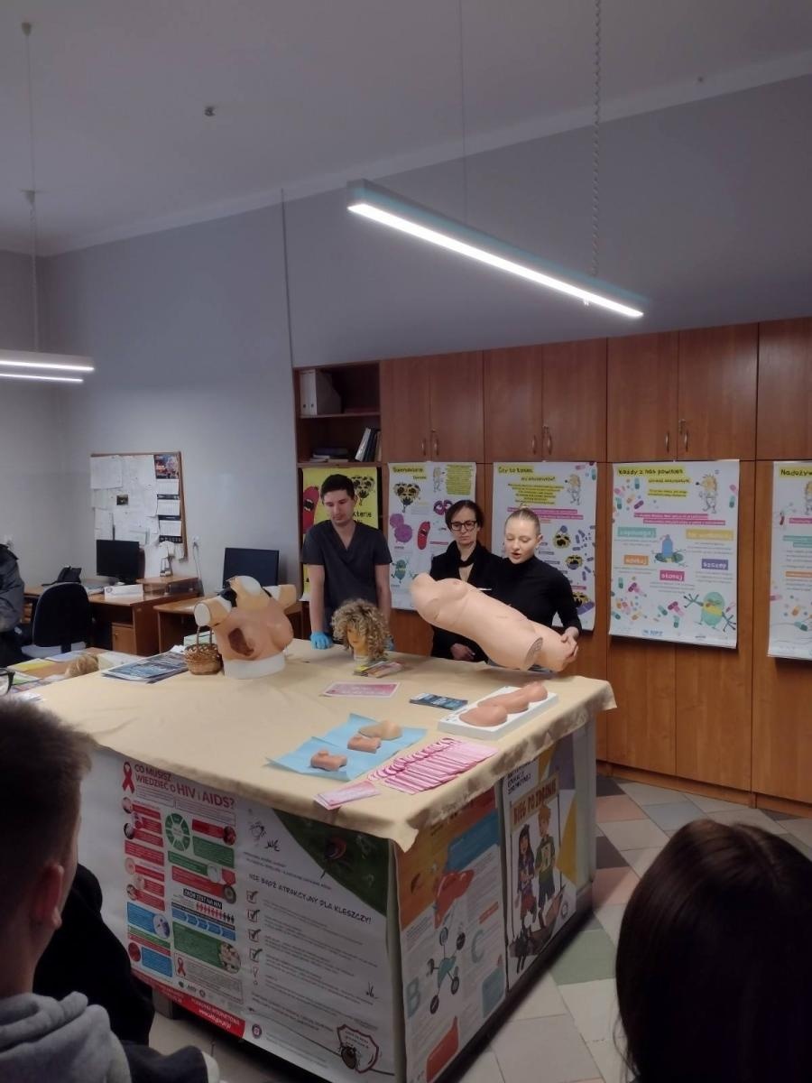 Zdjęcie w galerii na portalu naszraciborz.pl: Bezpieczeństwo zdrowotne – wspólna odpowiedzialność. Dzień otwarty w PSEE wiadomości z regionu