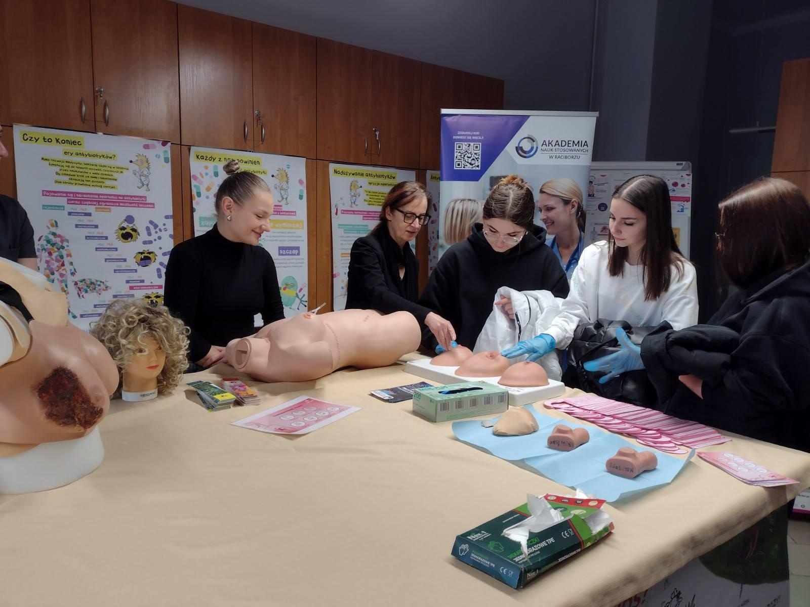 Zdjęcie w galerii na portalu naszraciborz.pl: Bezpieczeństwo zdrowotne – wspólna odpowiedzialność. Dzień otwarty w PSEE wiadomości z regionu