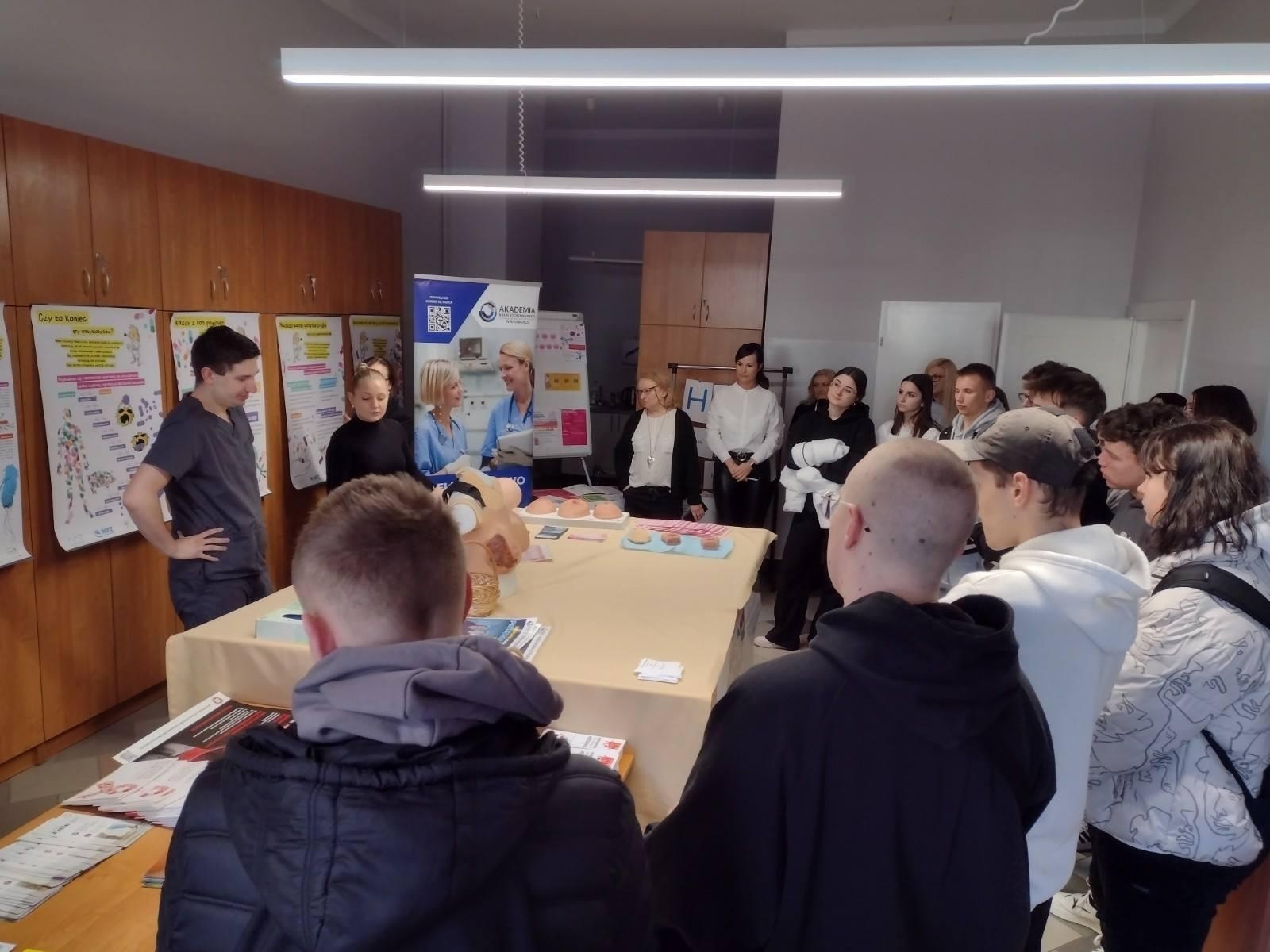 Zdjęcie w galerii na portalu naszraciborz.pl: Bezpieczeństwo zdrowotne – wspólna odpowiedzialność. Dzień otwarty w PSEE wiadomości z regionu