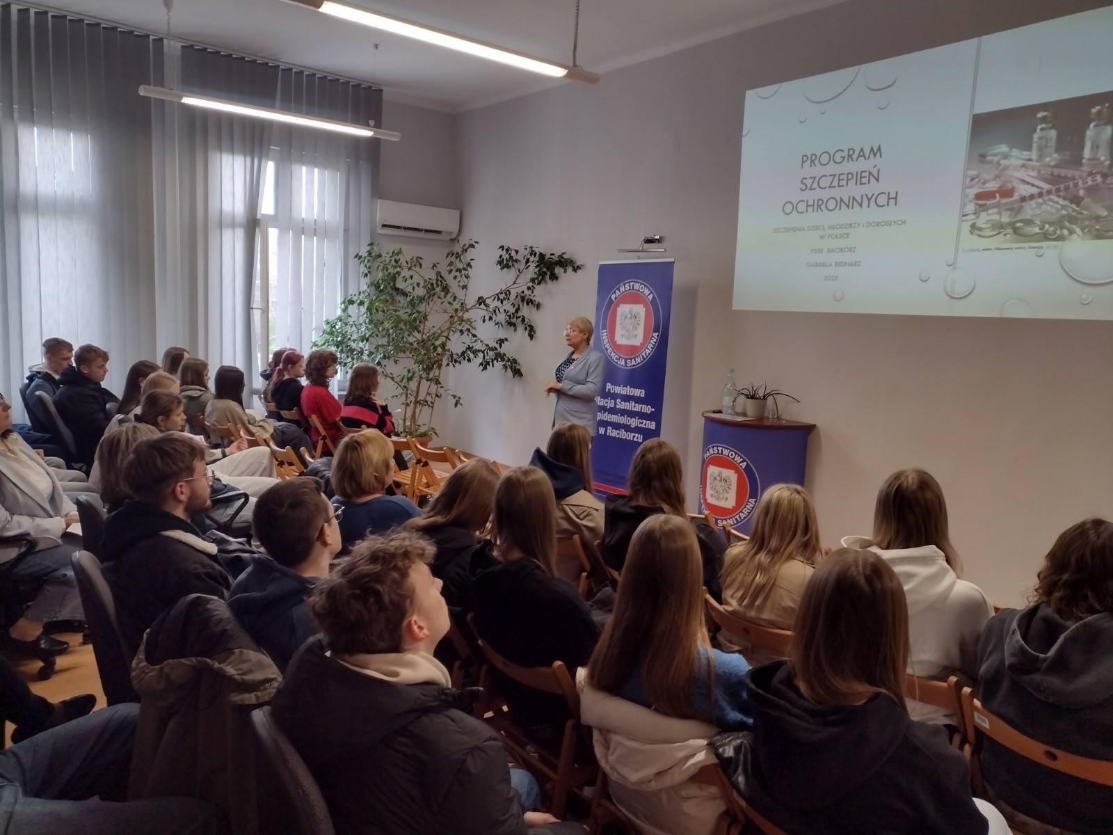 Zdjęcie w galerii na portalu naszraciborz.pl: Bezpieczeństwo zdrowotne – wspólna odpowiedzialność. Dzień otwarty w PSEE wiadomości z regionu