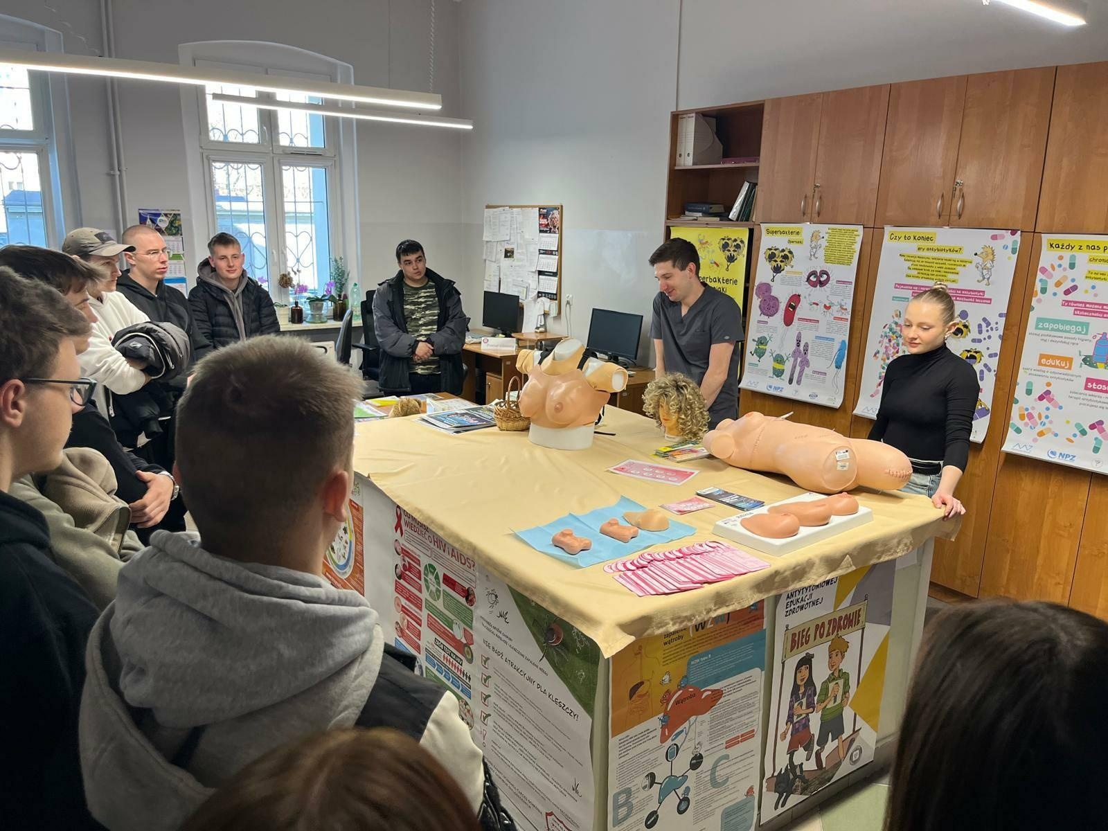 Zdjęcie w galerii na portalu naszraciborz.pl: Bezpieczeństwo zdrowotne – wspólna odpowiedzialność. Dzień otwarty w PSEE wiadomości z regionu