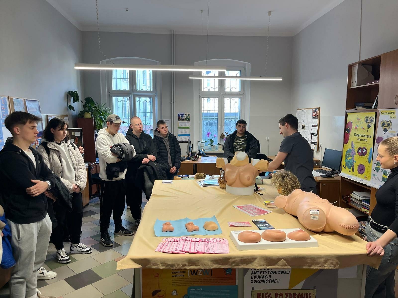 Zdjęcie w galerii na portalu naszraciborz.pl: Bezpieczeństwo zdrowotne – wspólna odpowiedzialność. Dzień otwarty w PSEE wiadomości z regionu