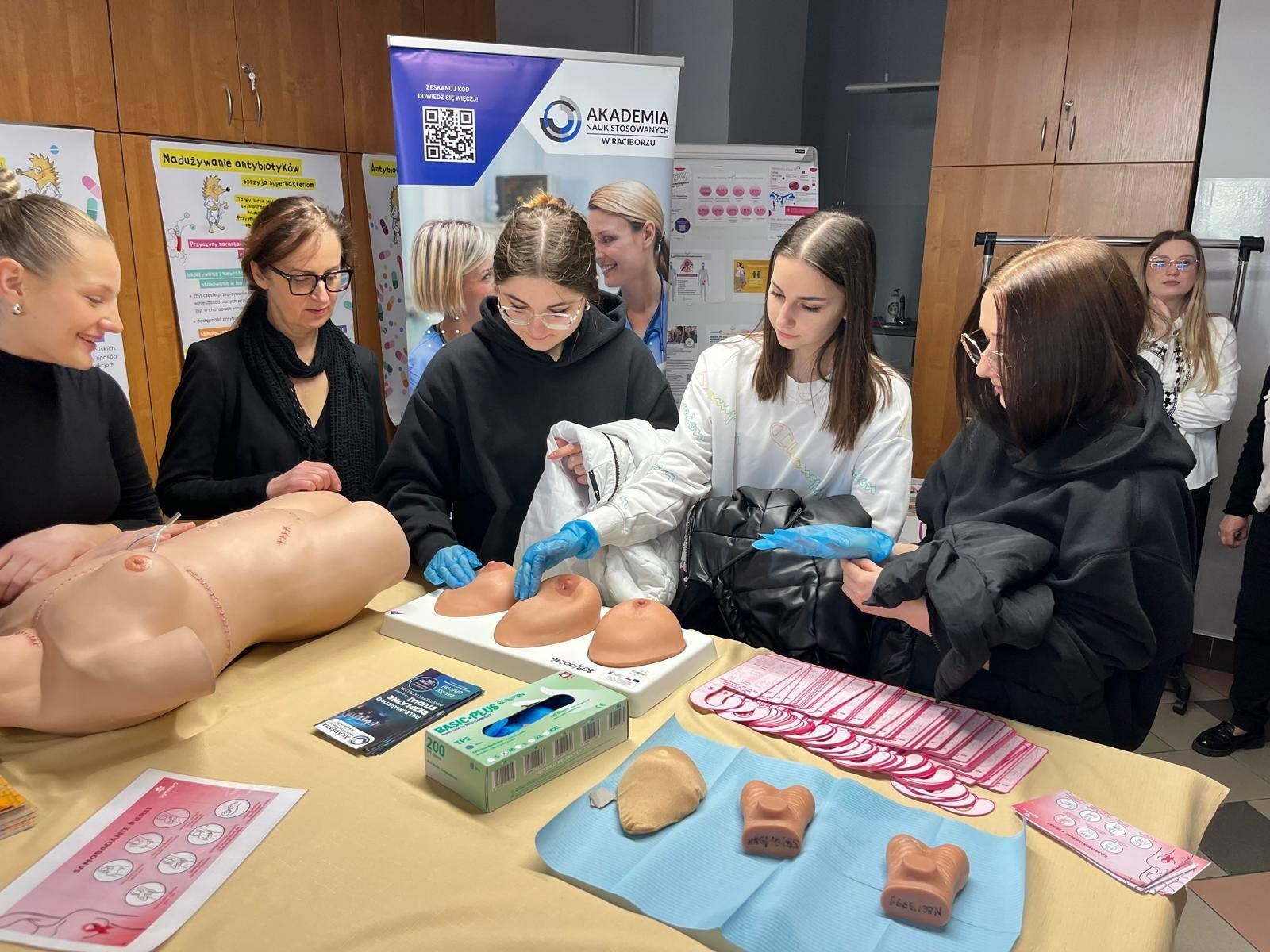 Zdjęcie w galerii na portalu naszraciborz.pl: Bezpieczeństwo zdrowotne – wspólna odpowiedzialność. Dzień otwarty w PSEE wiadomości z regionu