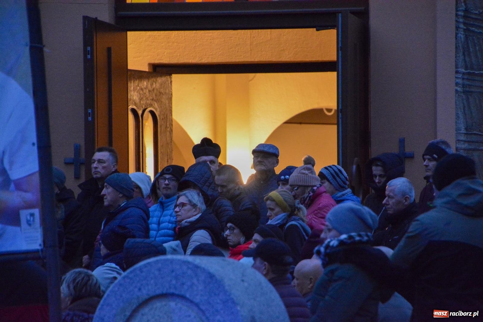 Zdjęcie w galerii na portalu naszraciborz.pl: Wierni podążali w strugach deszczu. Droga krzyżowa znów przeszła ulicami Raciborza [FOTO i WIDEO] wiadomości z regionu