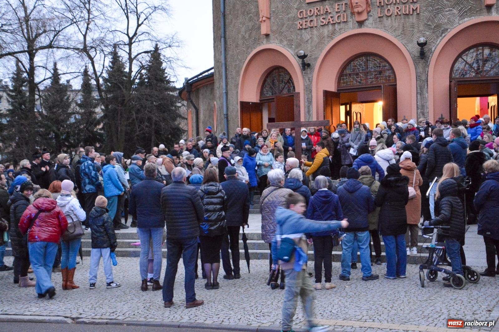 Zdjęcie w galerii na portalu naszraciborz.pl: Wierni podążali w strugach deszczu. Droga krzyżowa znów przeszła ulicami Raciborza [FOTO i WIDEO] wiadomości z regionu
