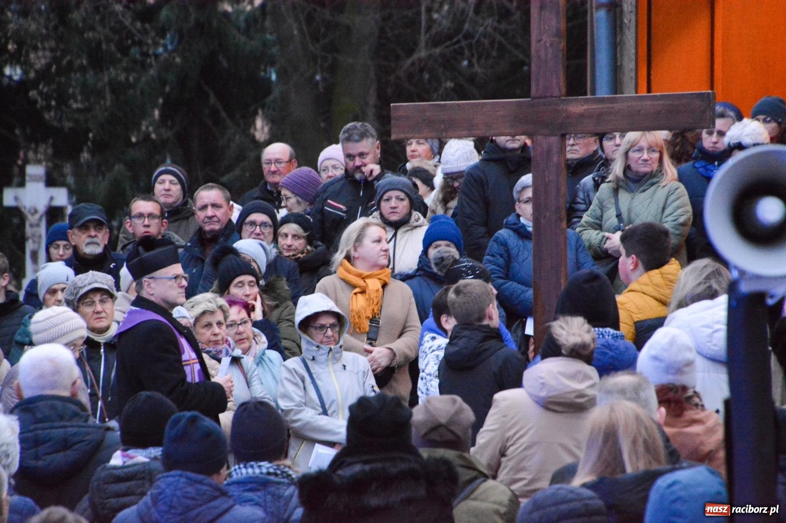 Zdjęcie w galerii na portalu naszraciborz.pl: Wierni podążali w strugach deszczu. Droga krzyżowa znów przeszła ulicami Raciborza [FOTO i WIDEO] wiadomości z regionu