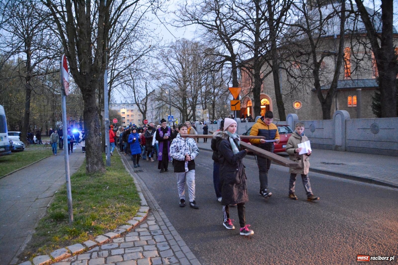 Zdjęcie w galerii na portalu naszraciborz.pl: Wierni podążali w strugach deszczu. Droga krzyżowa znów przeszła ulicami Raciborza [FOTO i WIDEO] wiadomości z regionu