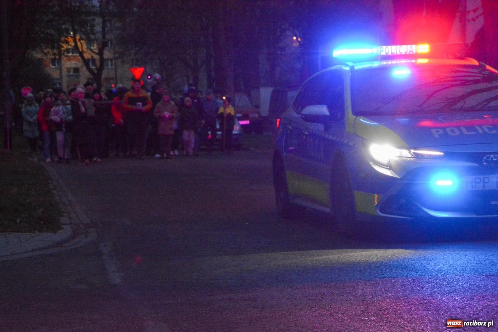 Zdjęcie w galerii na portalu naszraciborz.pl: Wierni podążali w strugach deszczu. Droga krzyżowa znów przeszła ulicami Raciborza [FOTO i WIDEO] wiadomości z regionu