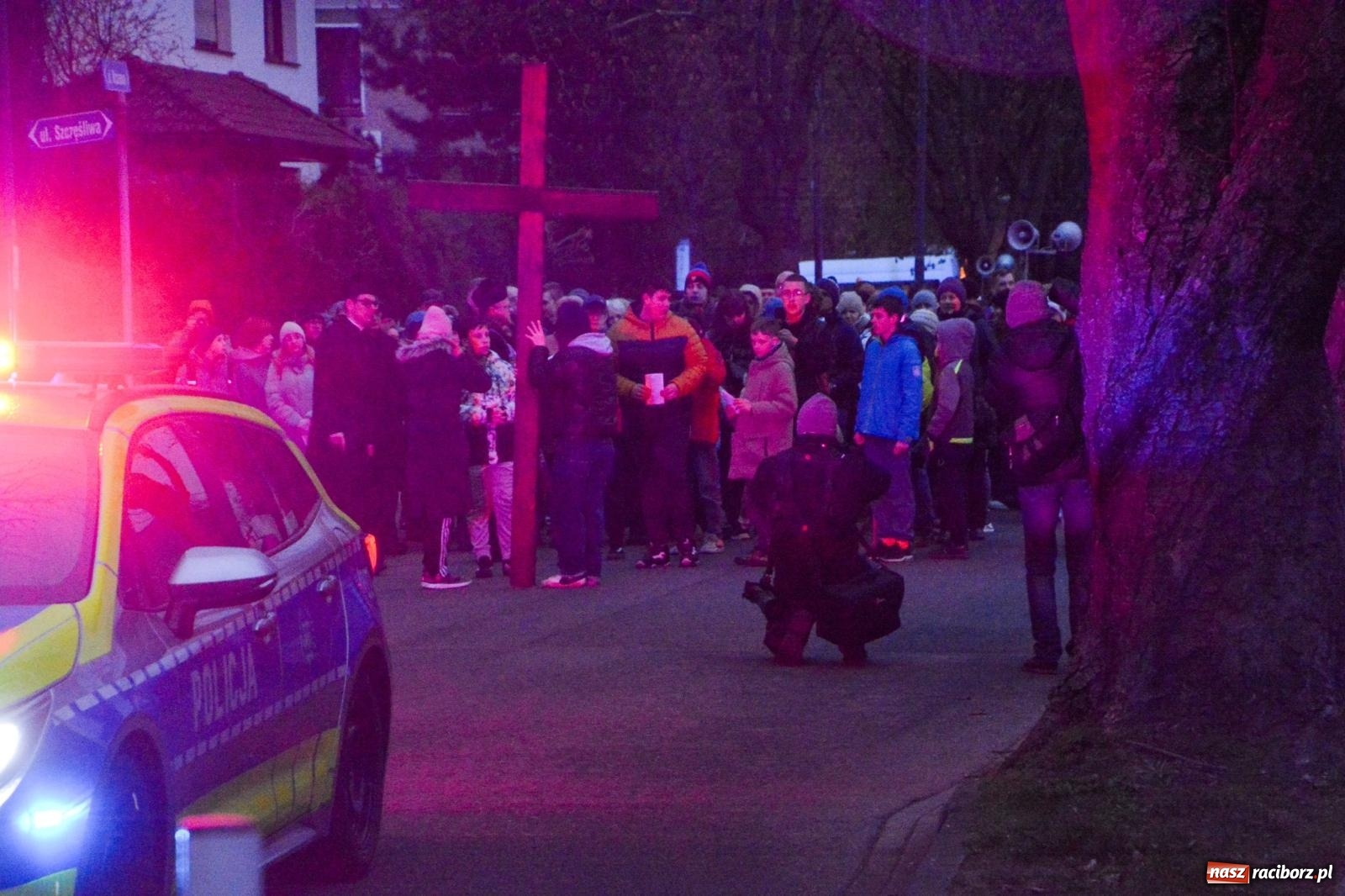 Zdjęcie w galerii na portalu naszraciborz.pl: Wierni podążali w strugach deszczu. Droga krzyżowa znów przeszła ulicami Raciborza [FOTO i WIDEO] wiadomości z regionu