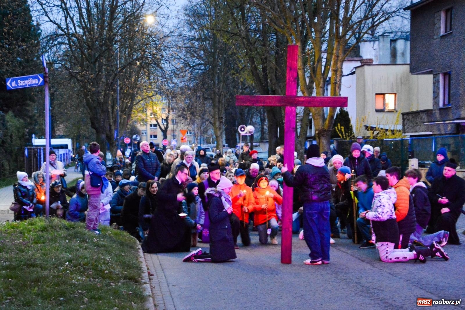 Zdjęcie w galerii na portalu naszraciborz.pl: Wierni podążali w strugach deszczu. Droga krzyżowa znów przeszła ulicami Raciborza [FOTO i WIDEO] wiadomości z regionu