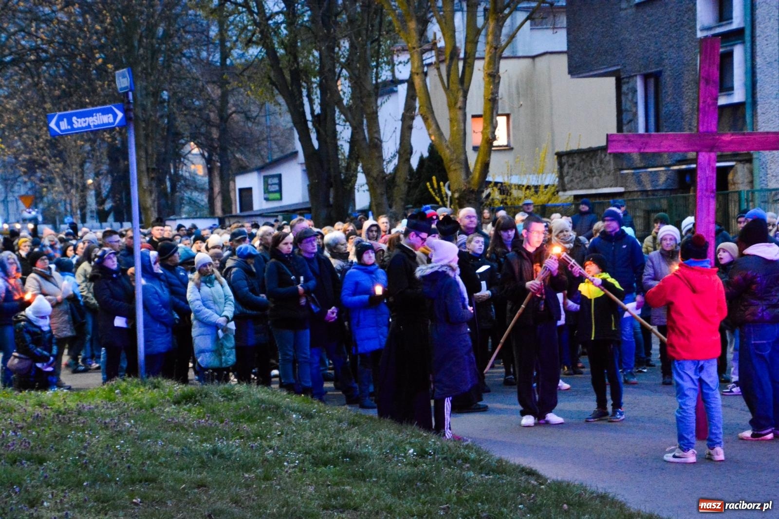 Zdjęcie w galerii na portalu naszraciborz.pl: Wierni podążali w strugach deszczu. Droga krzyżowa znów przeszła ulicami Raciborza [FOTO i WIDEO] wiadomości z regionu