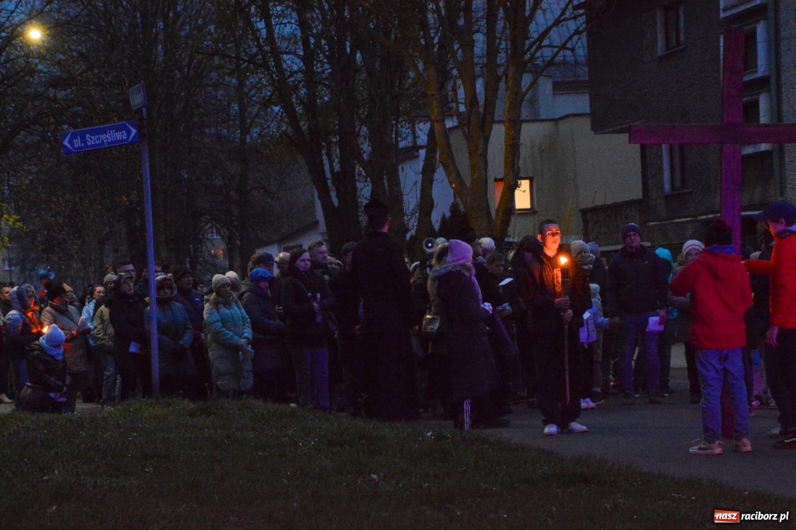 Zdjęcie w galerii na portalu naszraciborz.pl: Wierni podążali w strugach deszczu. Droga krzyżowa znów przeszła ulicami Raciborza [FOTO i WIDEO] wiadomości z regionu
