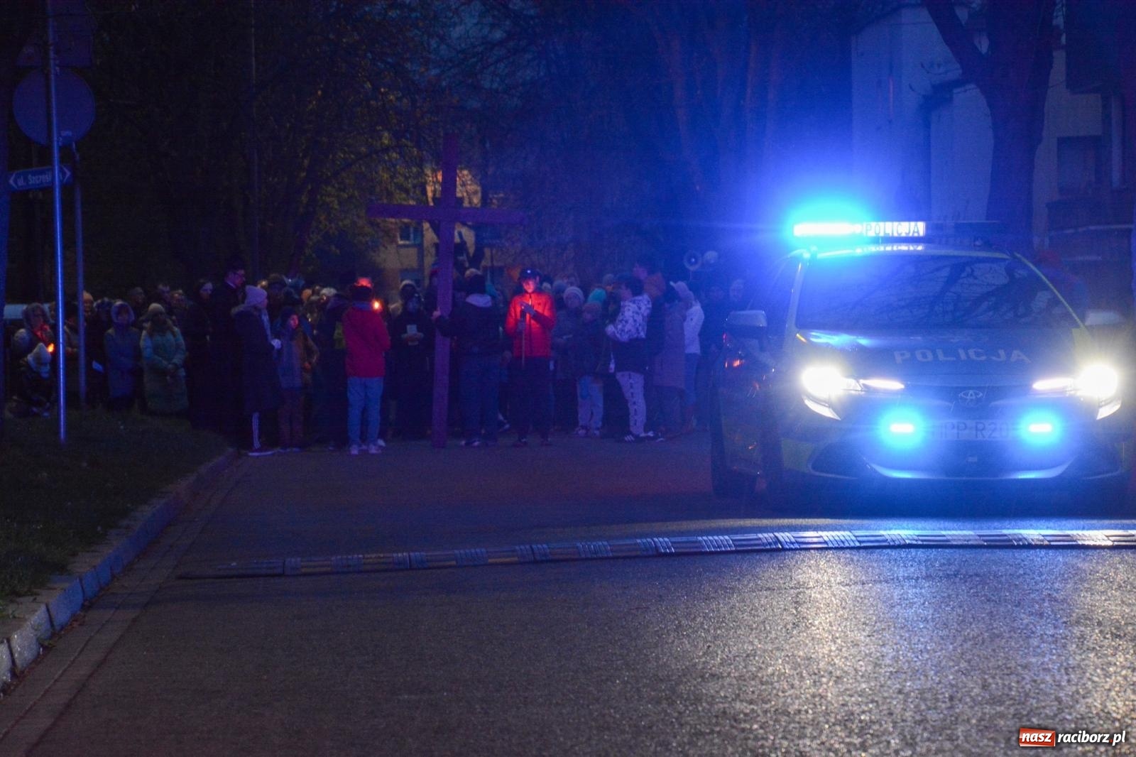 Zdjęcie w galerii na portalu naszraciborz.pl: Wierni podążali w strugach deszczu. Droga krzyżowa znów przeszła ulicami Raciborza [FOTO i WIDEO] wiadomości z regionu
