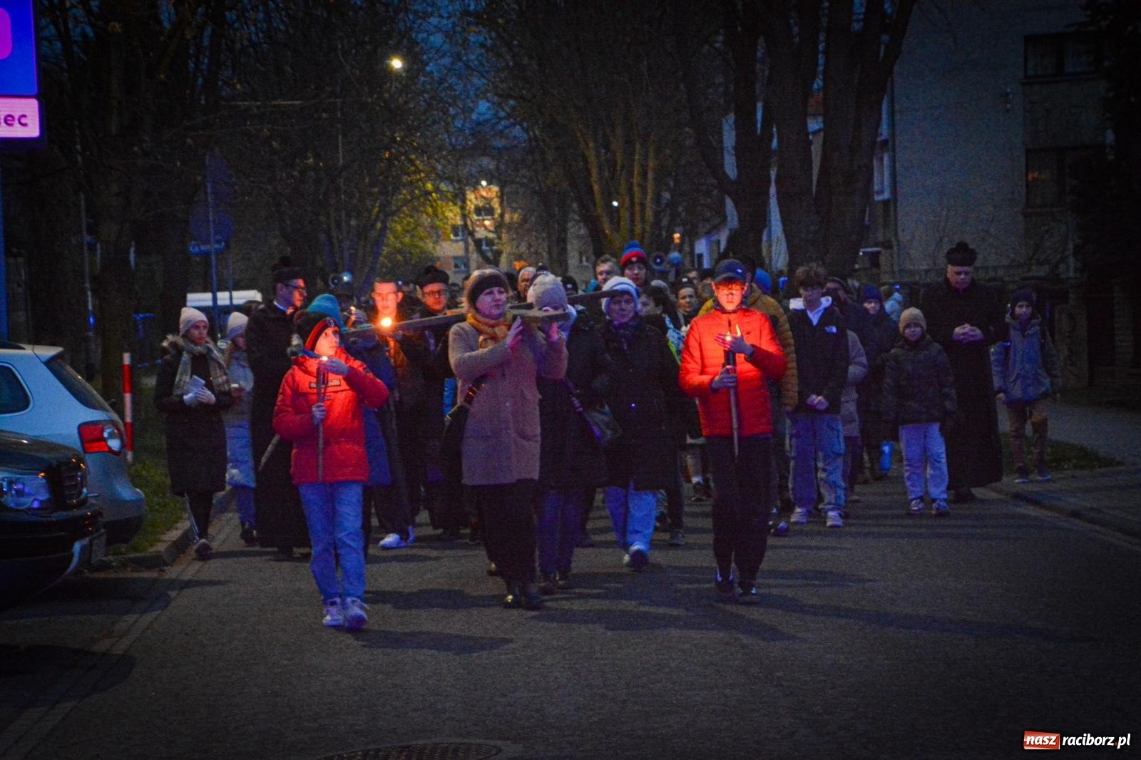 Zdjęcie w galerii na portalu naszraciborz.pl: Wierni podążali w strugach deszczu. Droga krzyżowa znów przeszła ulicami Raciborza [FOTO i WIDEO] wiadomości z regionu