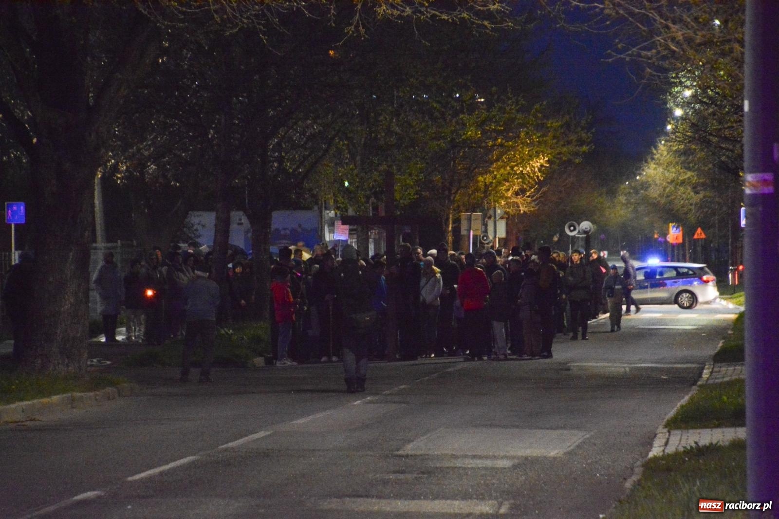 Zdjęcie w galerii na portalu naszraciborz.pl: Wierni podążali w strugach deszczu. Droga krzyżowa znów przeszła ulicami Raciborza [FOTO i WIDEO] wiadomości z regionu